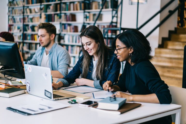 Law school admissions differ less by gender, AccessLex says